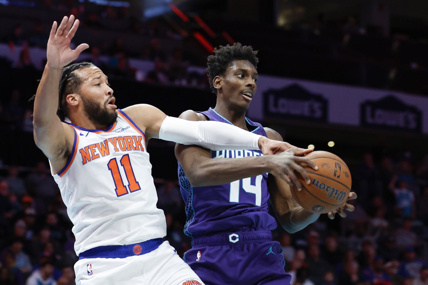 Jalen Brunson pours in 31 points as Knicks hold on to beat the Hornets 99-98 in NBA Cup play | iNFOnews.ca
