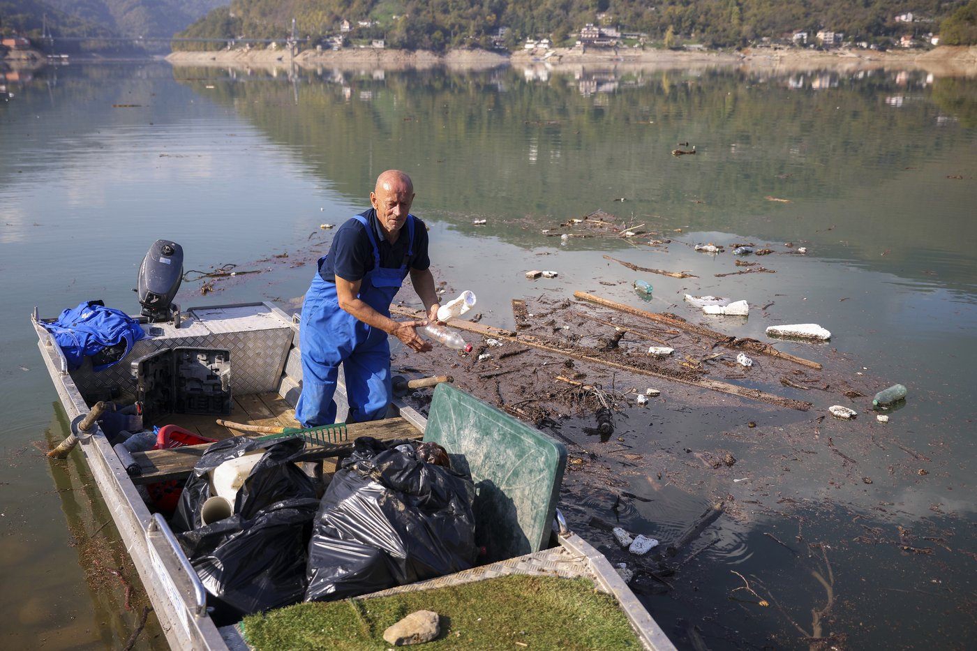 Residents and activists in central Bosnia clean up a lake after massive floods | iNFOnews.ca