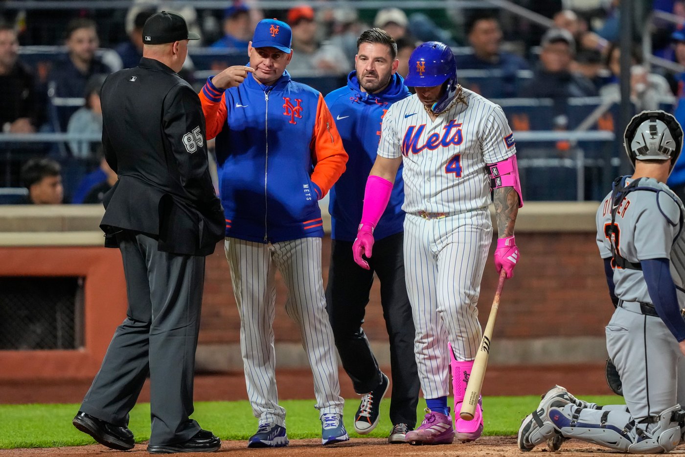 Mets' Alvarez to have right knee surgery, Mendoza hopes catcher could return in 6-8 weeks | iNFOnews.ca