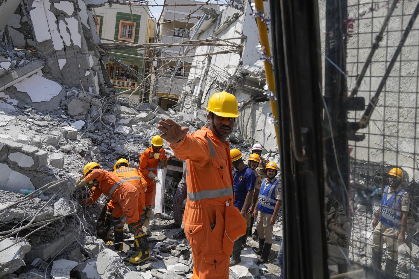 Building collapses during heavy rains in southern India city, killing at least 5 workers | iNFOnews.ca