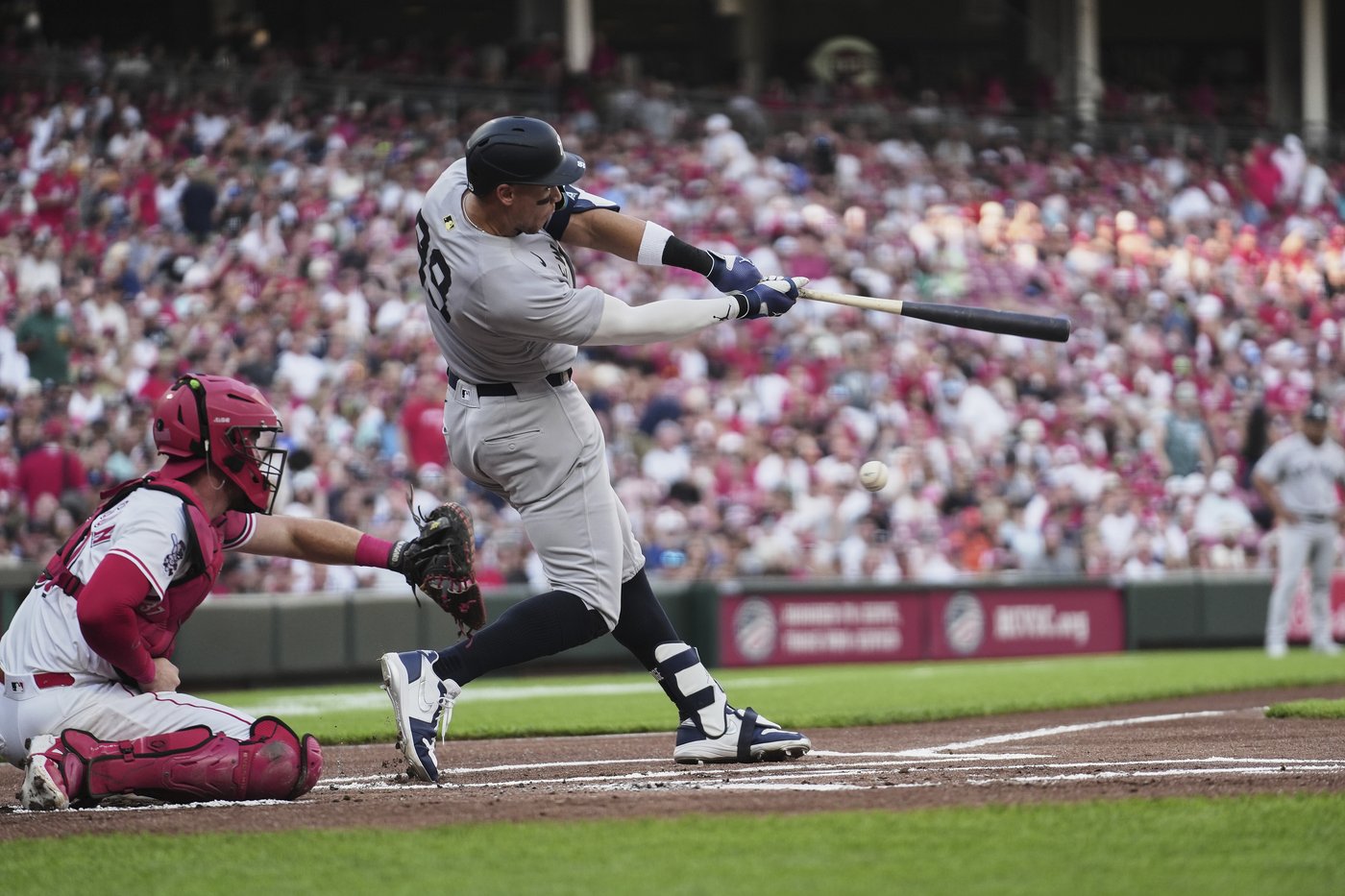 Lux's walkoff single in 2-run 11th gives Reds 5-4 win over Yankees | iNFOnews.ca Lux's walkoff single in 2-run 11th gives Reds 5-4 win over Yankees | iNFOnews.ca