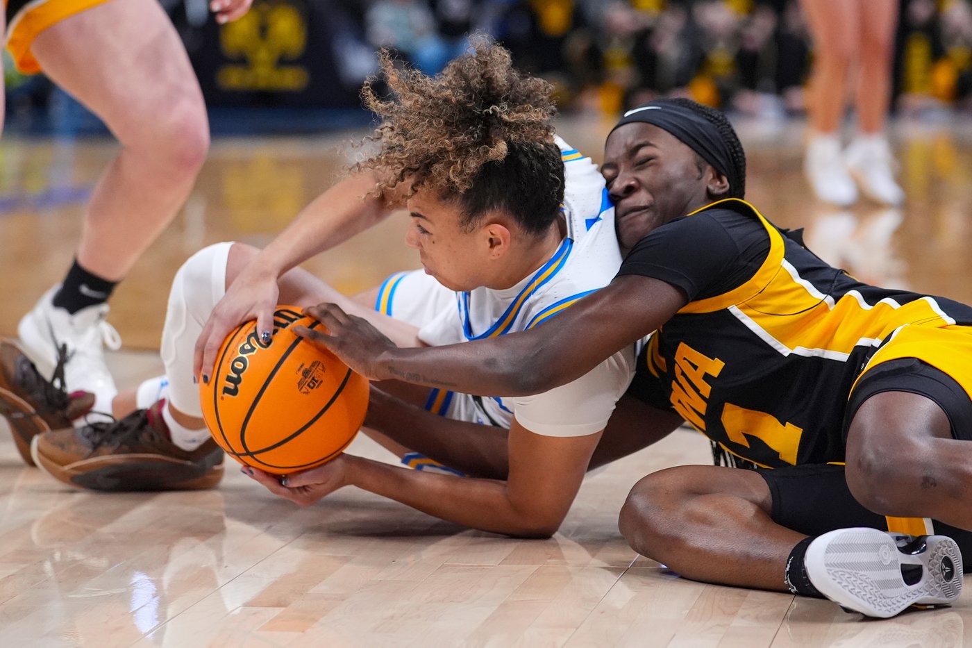 No. 2 UCLA rolls past No. 9 Iowa 96-45 for 2nd straight women's Big Ten Tournament title | iNFOnews.ca