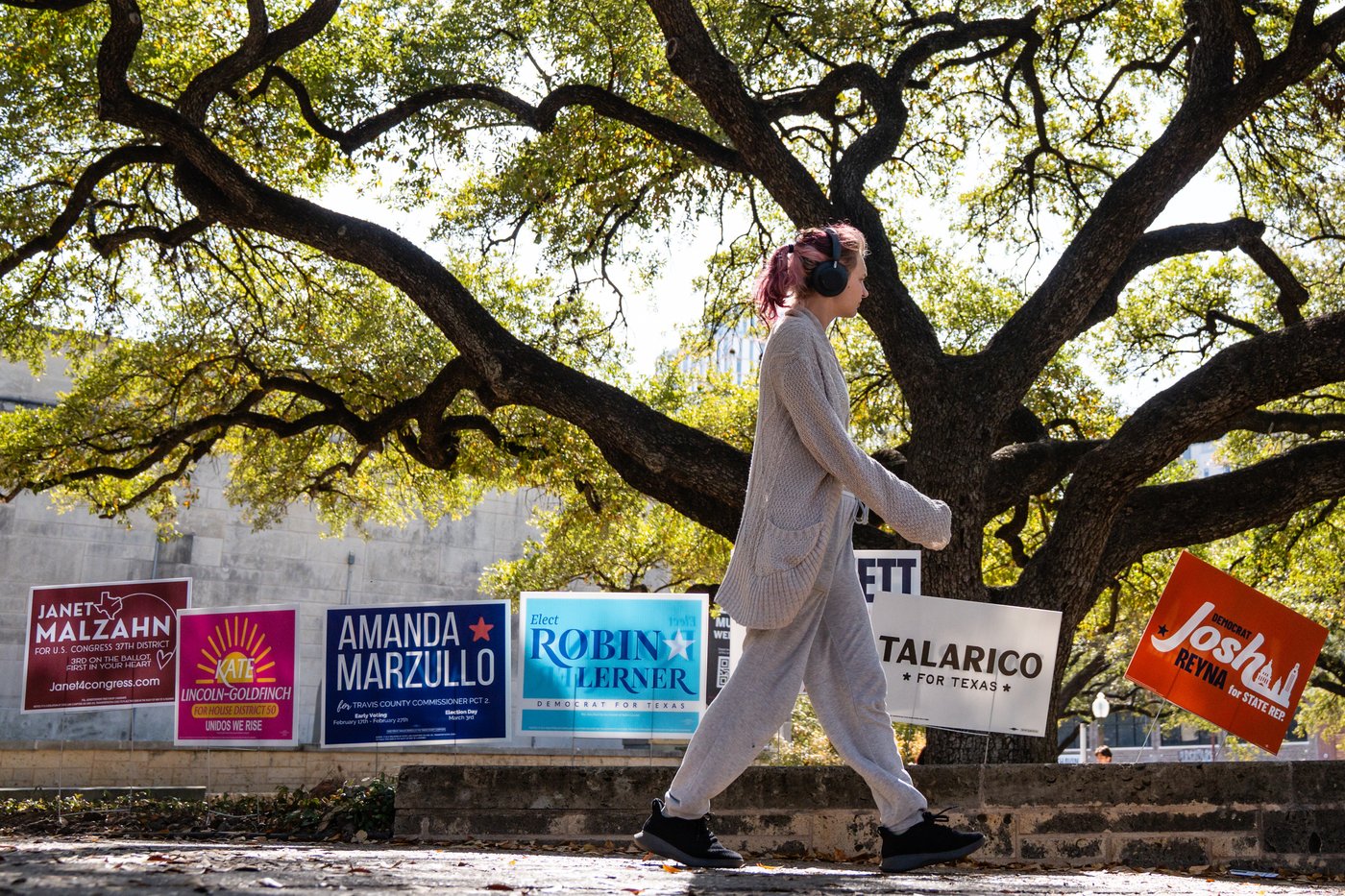 All eyes on Texas as the midterm elections officially begin, in photos | iNFOnews.ca