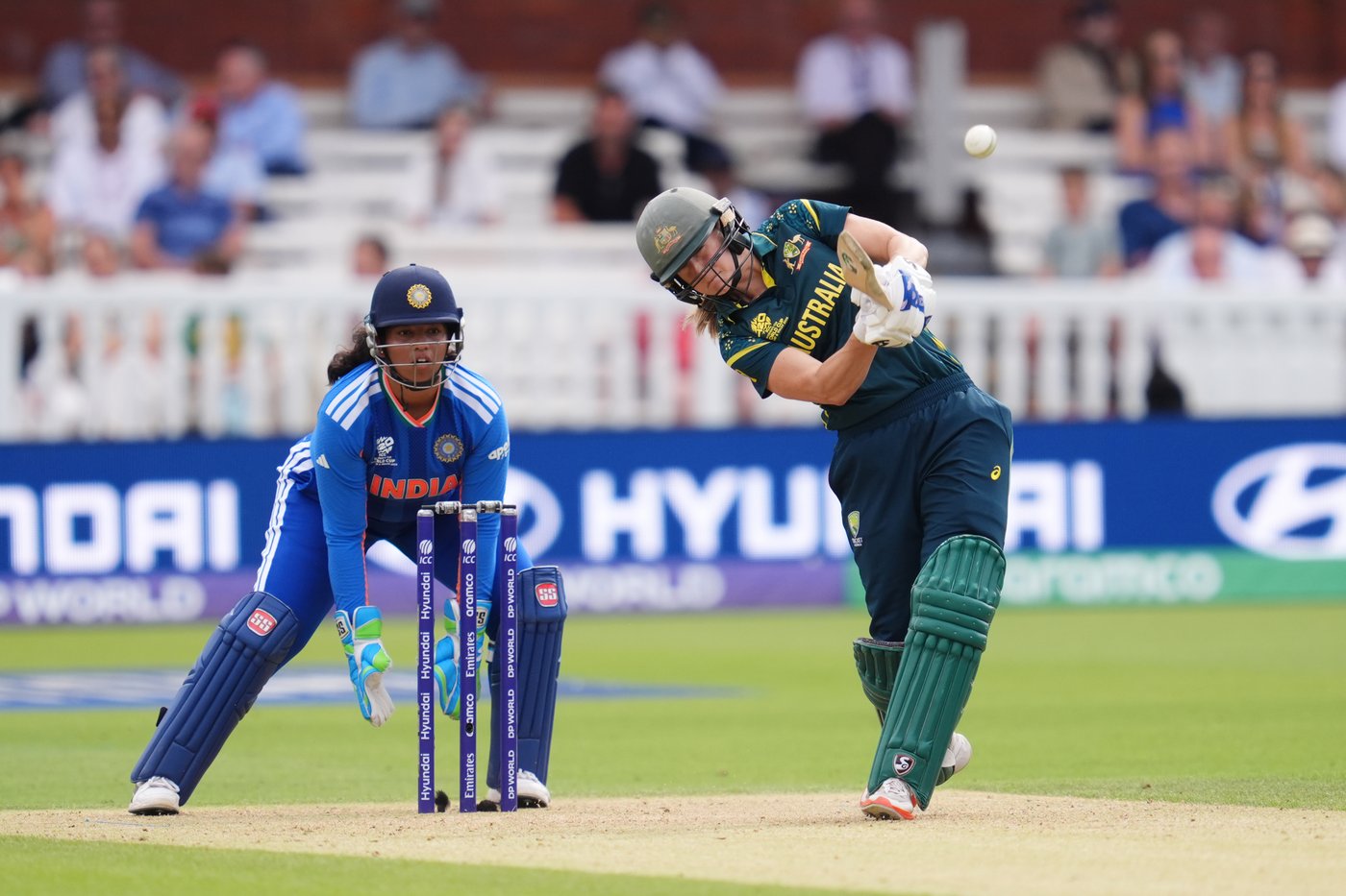 Australia easily beats India and sends South Africa into the Women's T20 semifinals | iNFOnews.ca