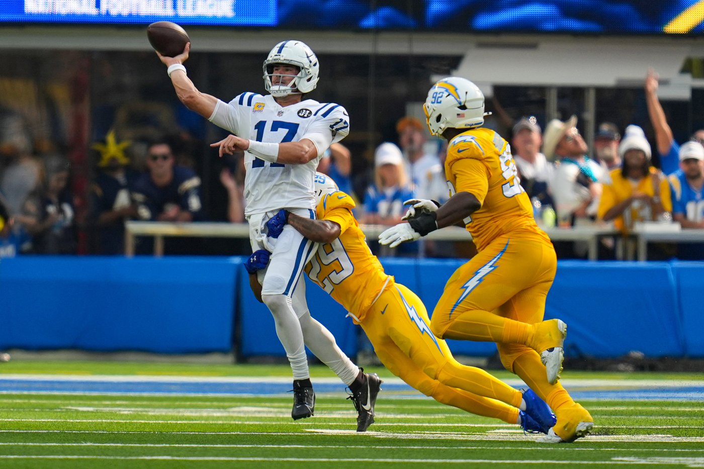 Daniel Jones leads Colts to record-breaking offensive start, Raiders struggle in historic loss | iNFOnews.ca Daniel Jones leads Colts to record-breaking offensive start, Raiders struggle in historic loss | iNFOnews.ca