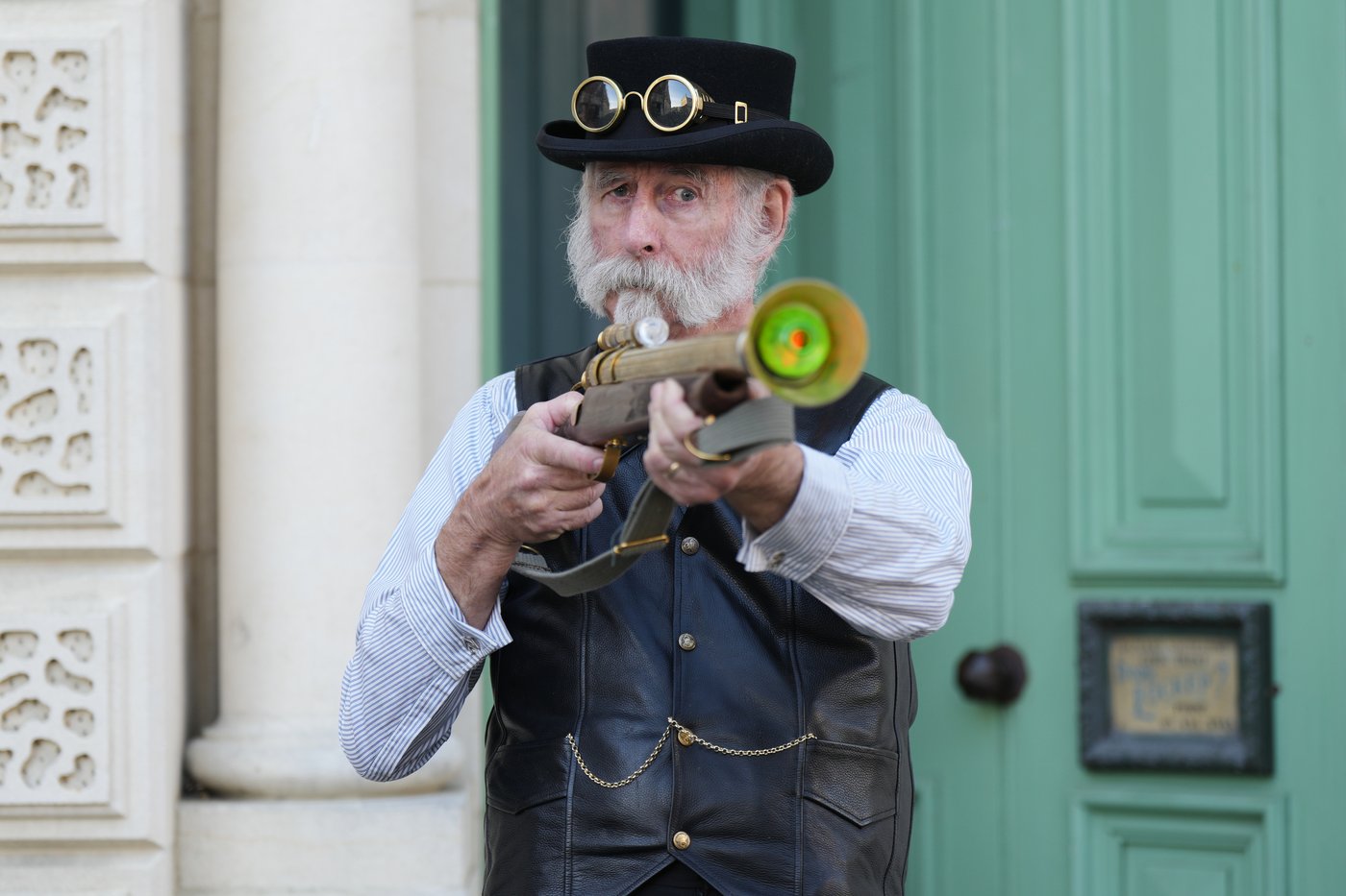 Photos show airship captains and Victorian inventors flocking to a New Zealand steampunk festival | iNFOnews.ca