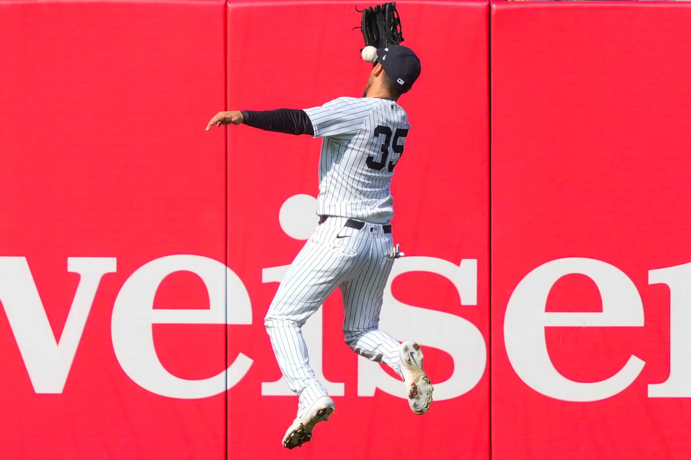 Yankees left fielder Cody Bellinger makes acrobatic catch to rob Marlins' Xavier Edwards | iNFOnews.ca