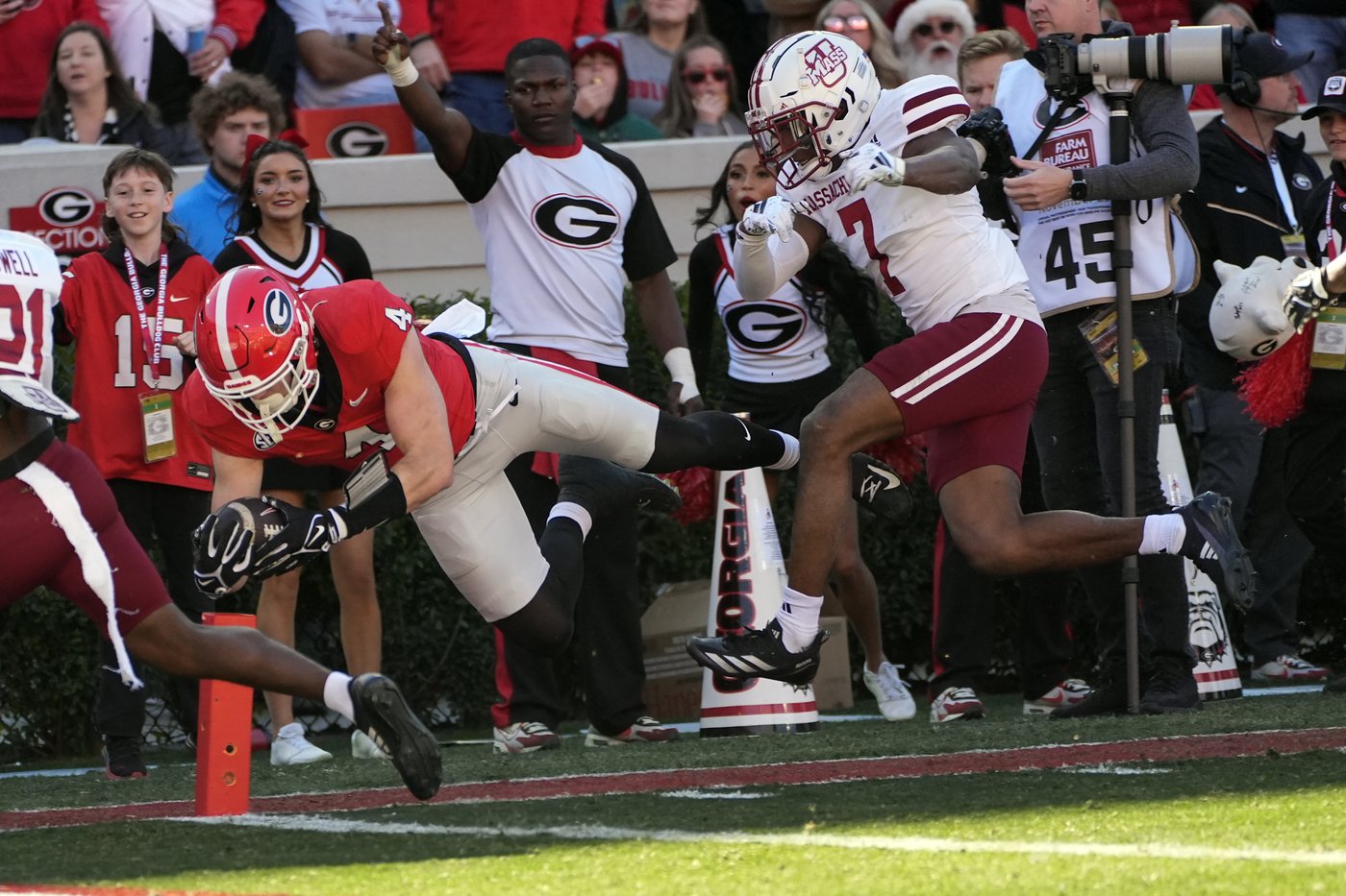 Beck throws 4 TD passes and Frazier runs for 3 scores to lead No. 8 Georgia past UMass, 59-21 | iNFOnews.ca Beck throws 4 TD passes and Frazier runs for 3 scores to lead No. 8 Georgia past UMass, 59-21 | iNFOnews.ca