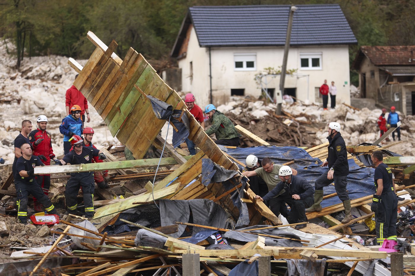 Rescue teams search for missing after floods, landslides kill at least 16 in Bosnia | iNFOnews.ca