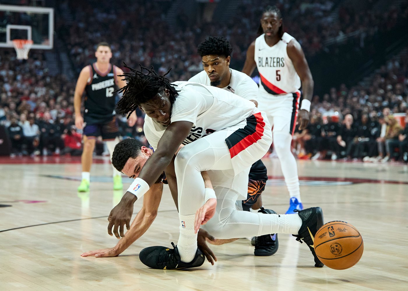 Lillard returns with 25 points, Morant debuts and the Blazers rout the Suns 124-83 | iNFOnews.ca