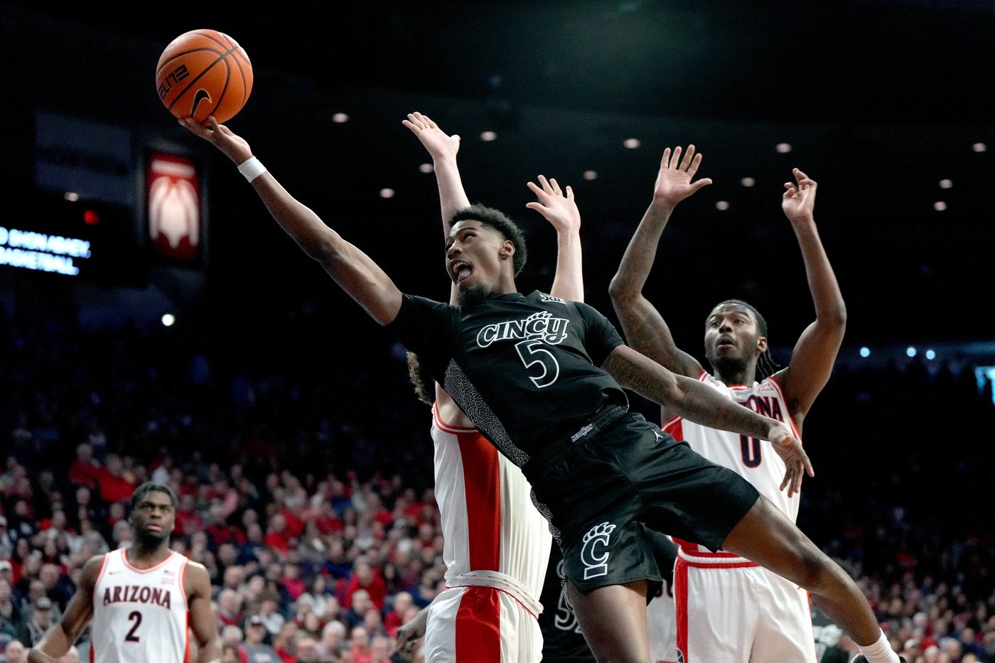 No. 1 Arizona pulls away late to top Cincinnati 77-51 and remain 1 of 3 unbeatens in country | iNFOnews.ca No. 1 Arizona pulls away late to top Cincinnati 77-51 and remain 1 of 3 unbeatens in country | iNFOnews.ca