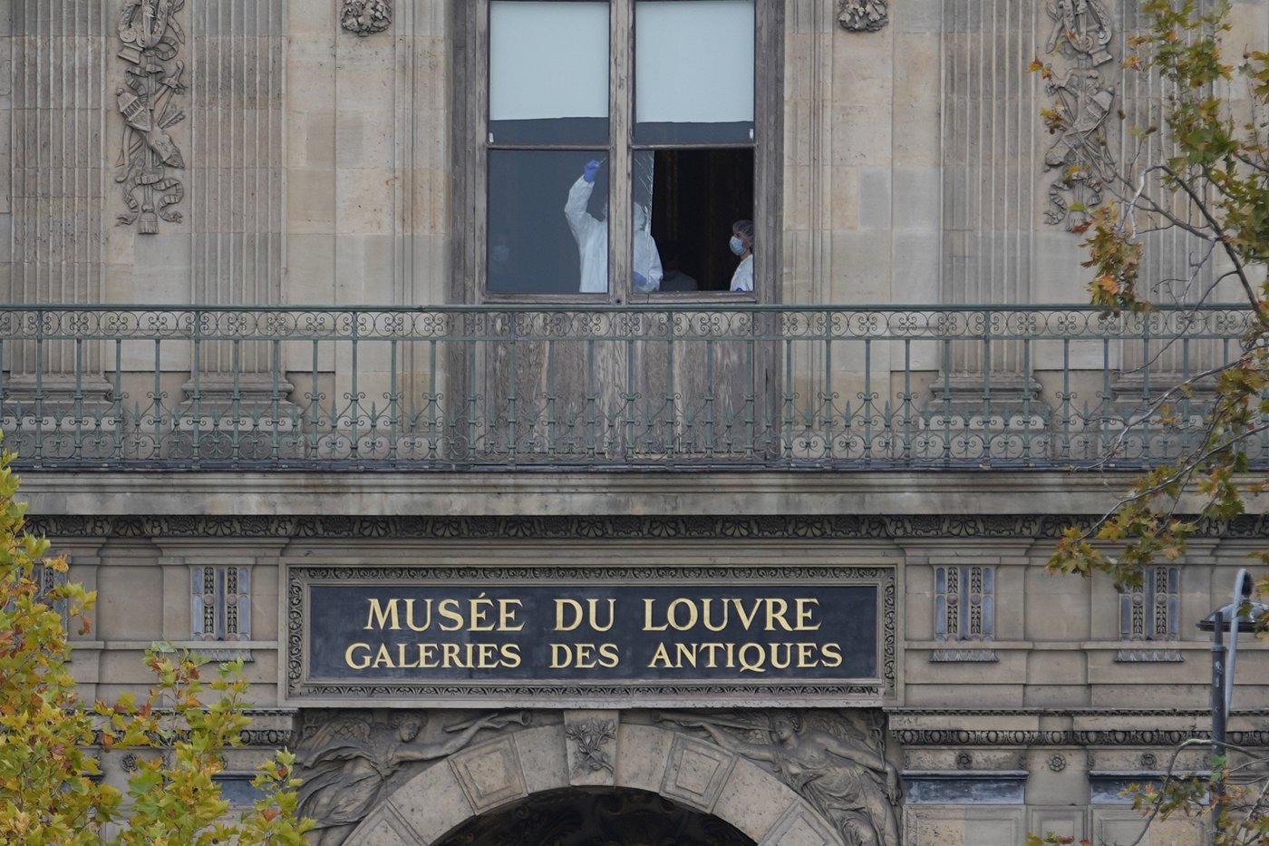 Thieves steal crown jewels in 4 minutes from Louvre Museum | iNFOnews.ca