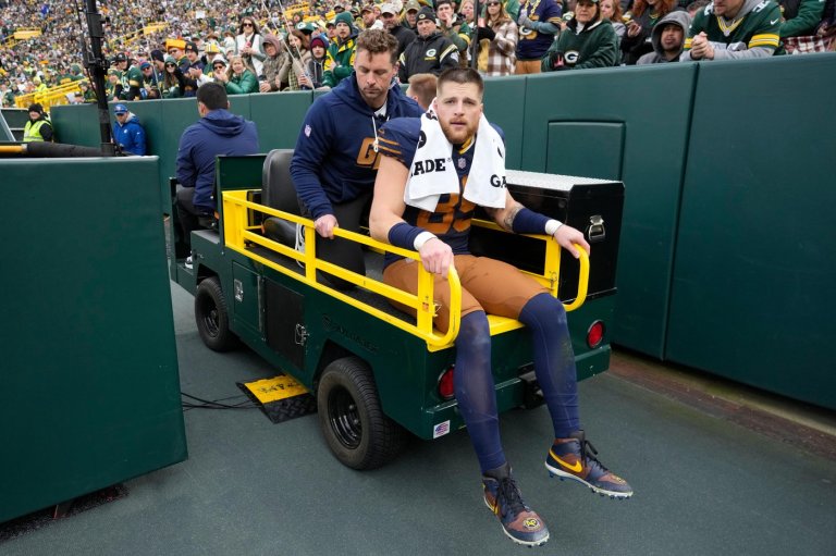 Packers star tight end Tucker Kraft carted into locker room with knee injury | iNFOnews.ca