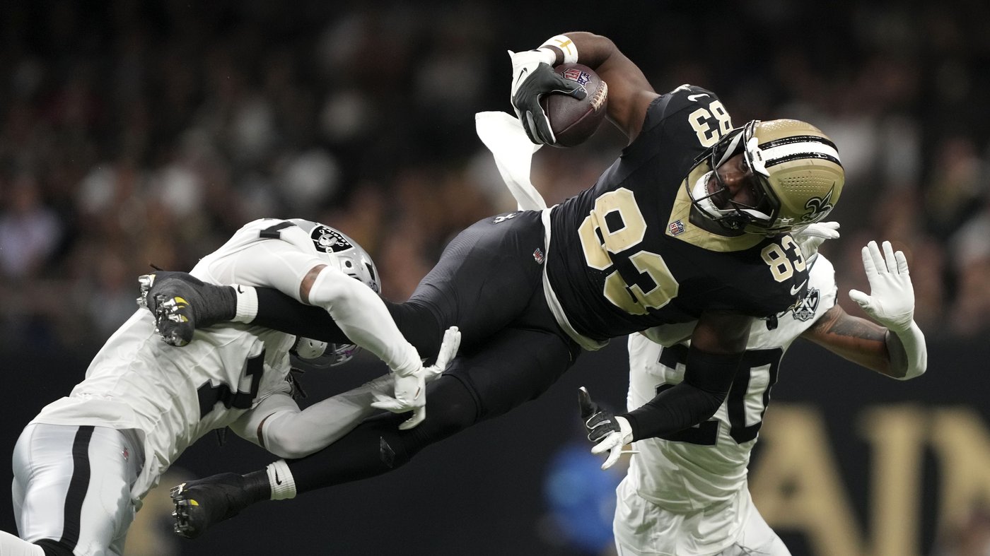 Brock Bowers sets NFL rookie records as the Raiders roll to a 25-10 victory over the Saints | iNFOnews.ca Brock Bowers sets NFL rookie records as the Raiders roll to a 25-10 victory over the Saints | iNFOnews.ca