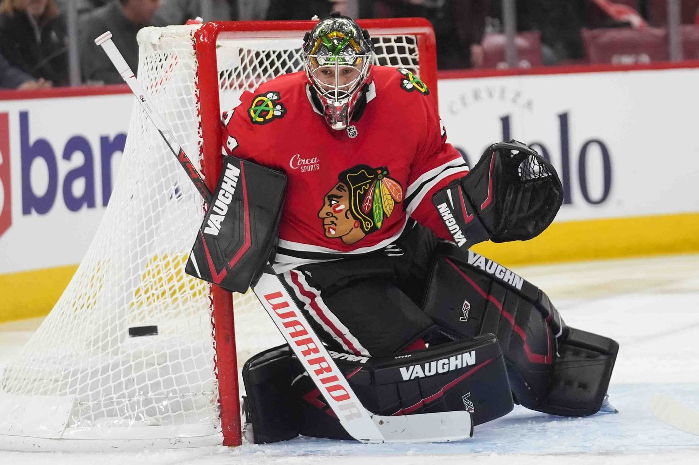 Mrazek makes 32 saves as the Blackhawks beat the Panthers 3-1 | iNFOnews.ca