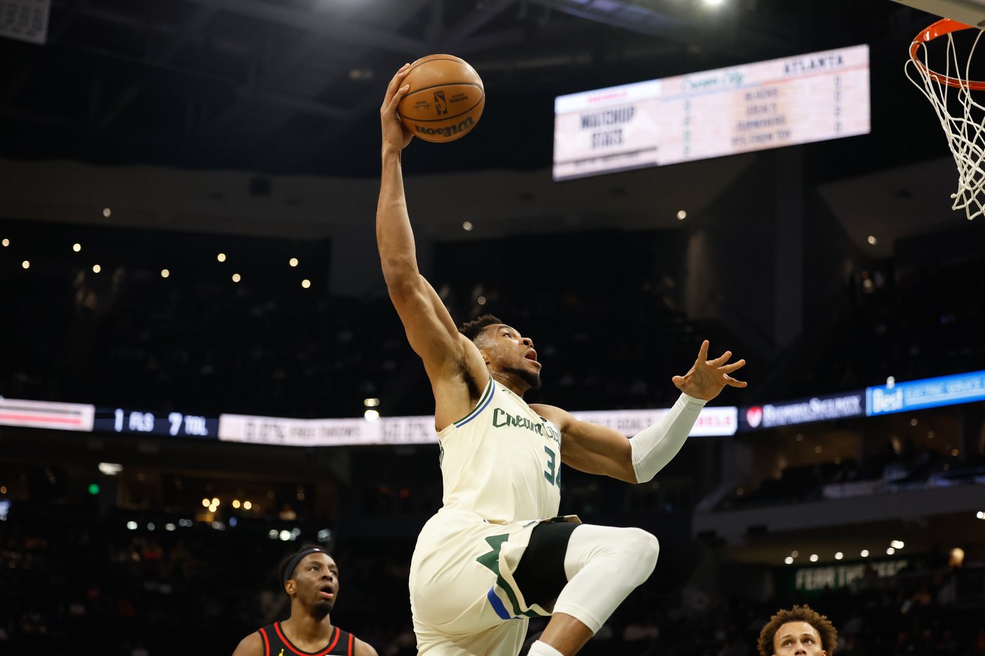 Hawks beat slumping Bucks 131-113 to win 5th straight and climb above .500 | iNFOnews.ca Hawks beat slumping Bucks 131-113 to win 5th straight and climb above .500 | iNFOnews.ca
