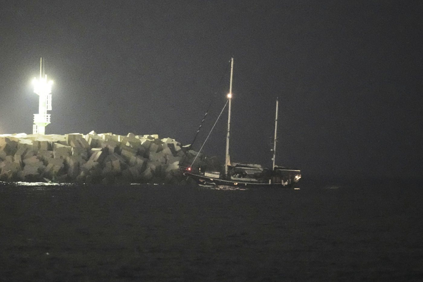Israel deports Greta Thunberg after Gaza-bound ship she was on was seized | iNFOnews.ca