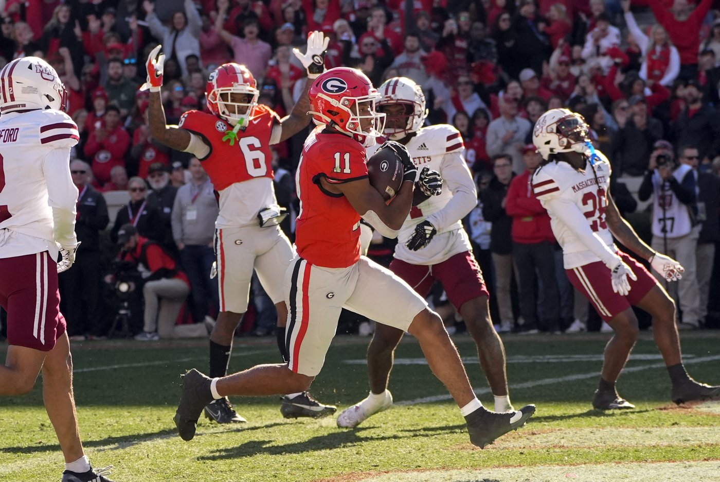 Beck throws 4 TD passes and Frazier runs for 3 scores to lead No. 8 Georgia past UMass, 59-21 | iNFOnews.ca Beck throws 4 TD passes and Frazier runs for 3 scores to lead No. 8 Georgia past UMass, 59-21 | iNFOnews.ca