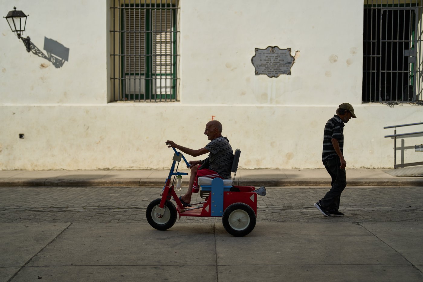 PHOTO ESSAY: AP photos capture elderly Cubans coping with deepening economic crisis | iNFOnews.ca