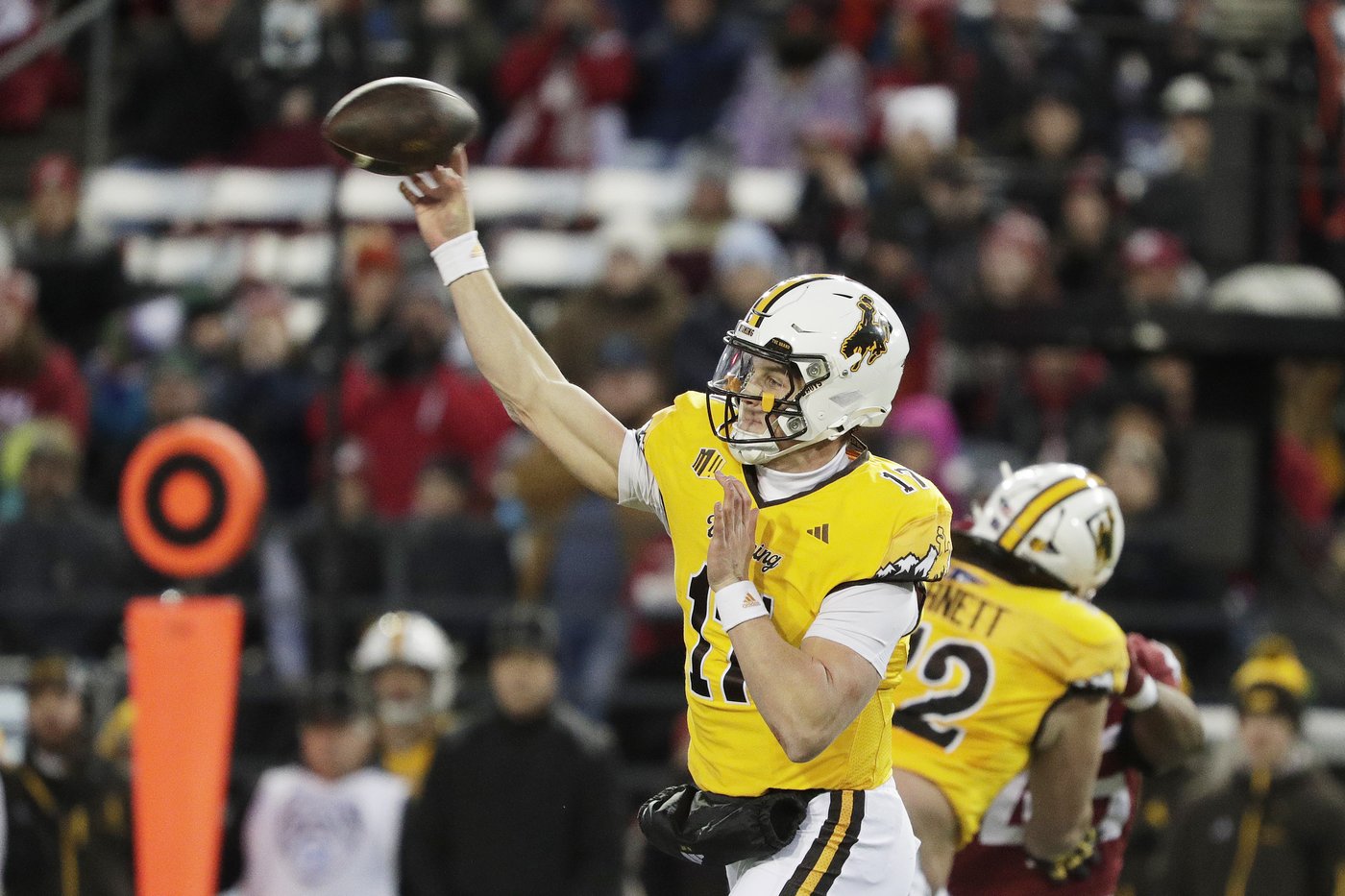 Evan Svoboda throws late TD pass to John Michael Gyllenborg as Wyoming beats Washington State 15-14 | iNFOnews.ca