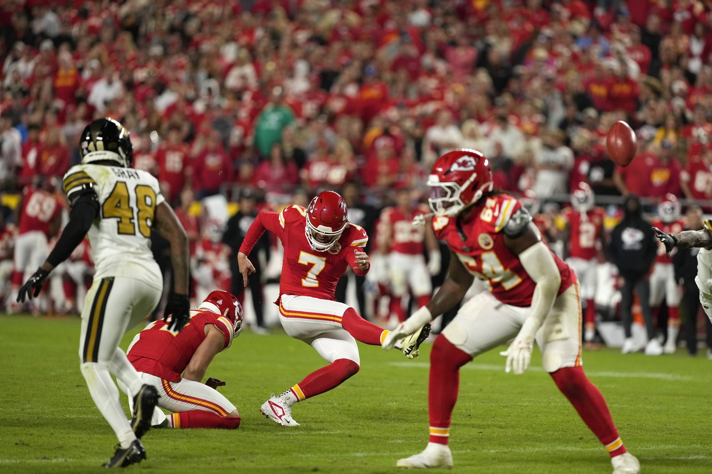 Imperfect Chiefs are headed into their bye week with a perfect record after a win over the Saints | iNFOnews.ca