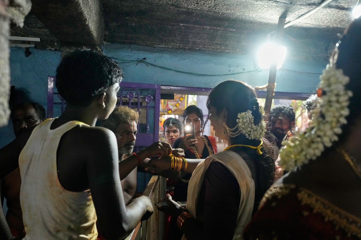 PHOTO ESSAY: A symbolic marriage ritual and beauty pageant brings India’s trans community together | iNFOnews.ca