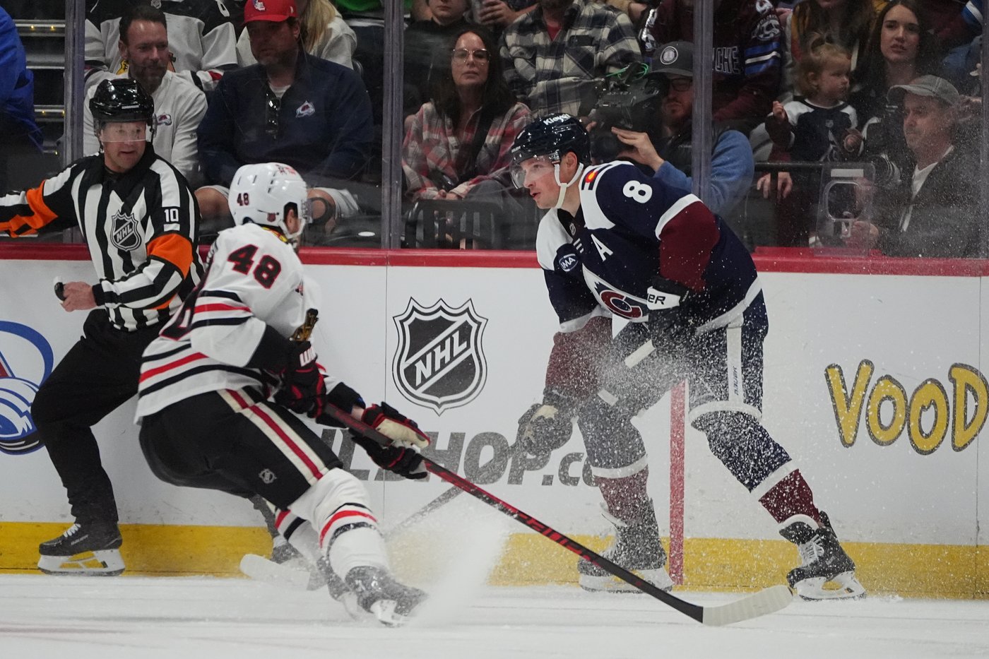 Makar scores 2 goals as NHL-leading Avalanche beat Blackhawks 3-1 | iNFOnews.ca