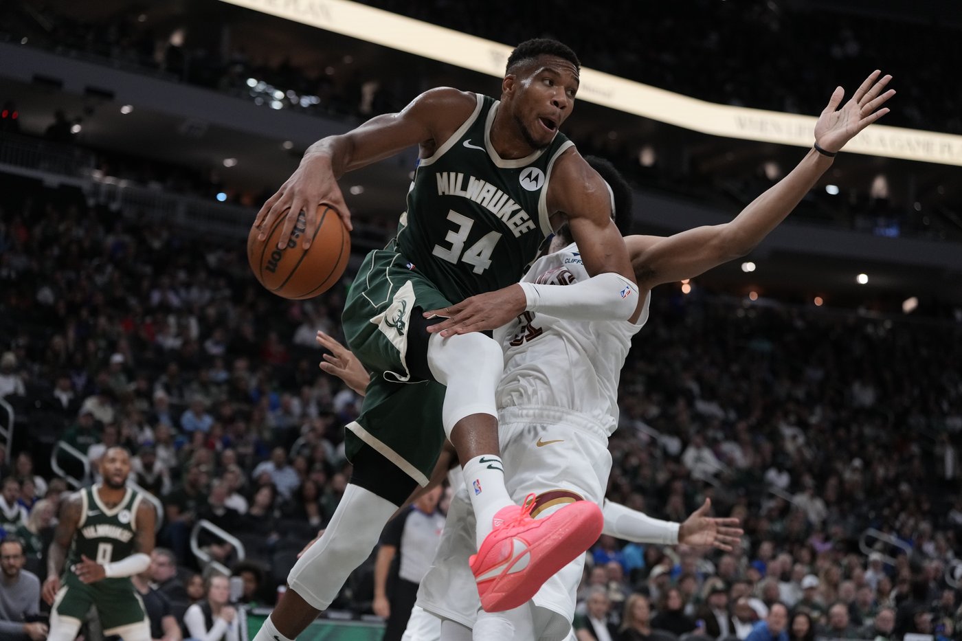 Mitchell's last-second jumper helps Cavs stay unbeaten with 114-113 win at Milwaukee | iNFOnews.ca