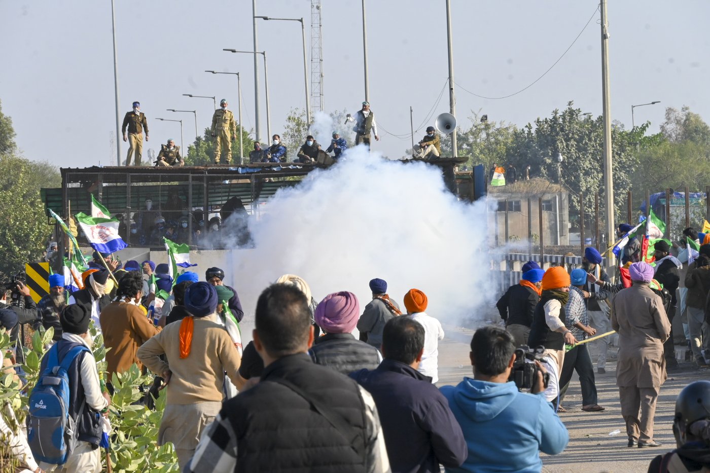 Police in India clash with farmers during protest march over minimum price demand for crops | iNFOnews.ca