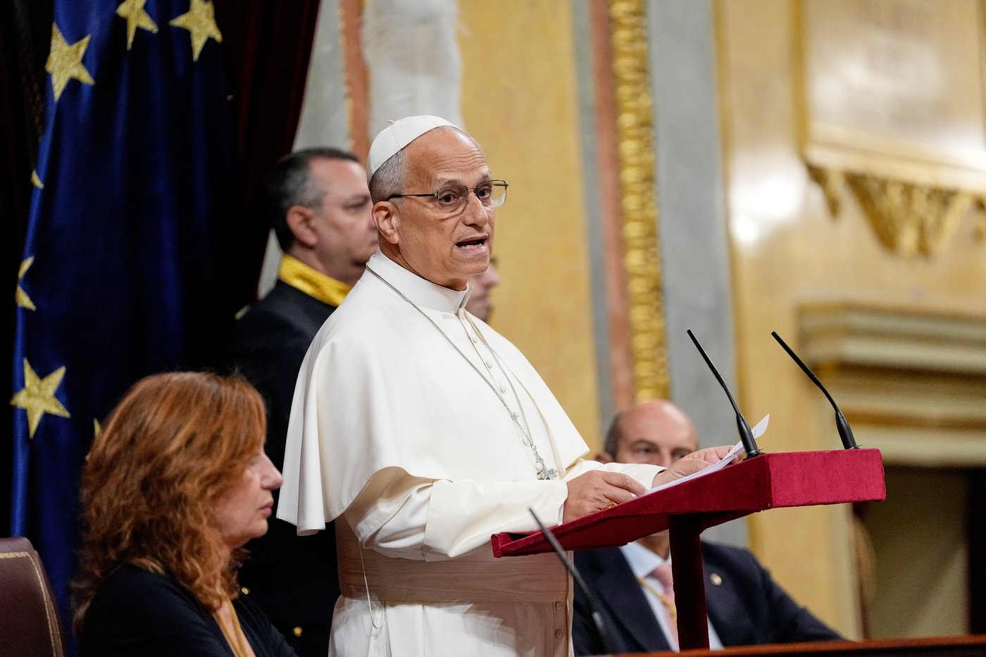 Pope's historic speech to Spain's parliament demands respect for migrants and gets 7-minute ovation | iNFOnews.ca