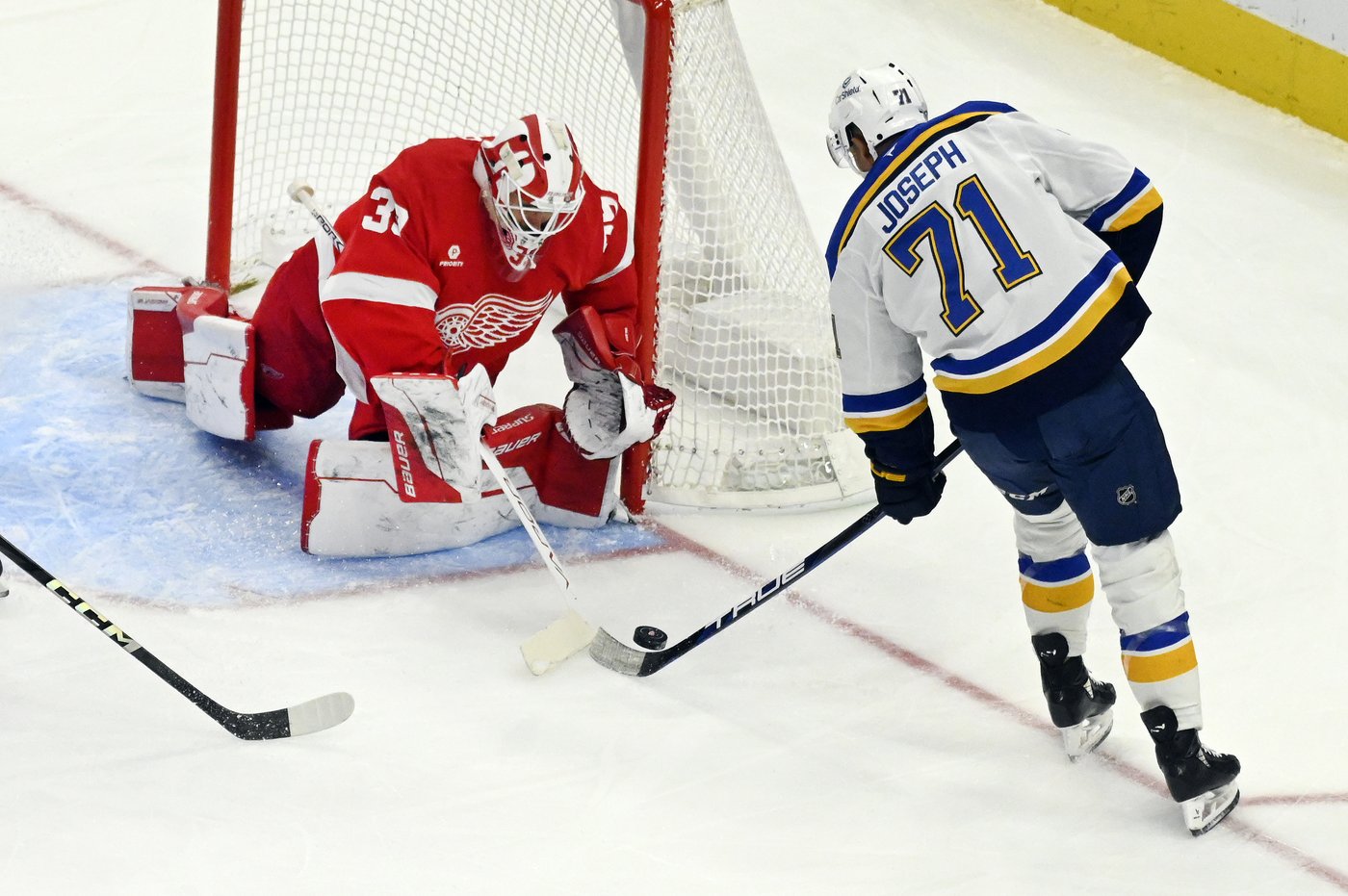 Holloway gets 1st career hat trick as the Blues blank the Red Wings 4-0 | iNFOnews.ca Holloway gets 1st career hat trick as the Blues blank the Red Wings 4-0 | iNFOnews.ca
