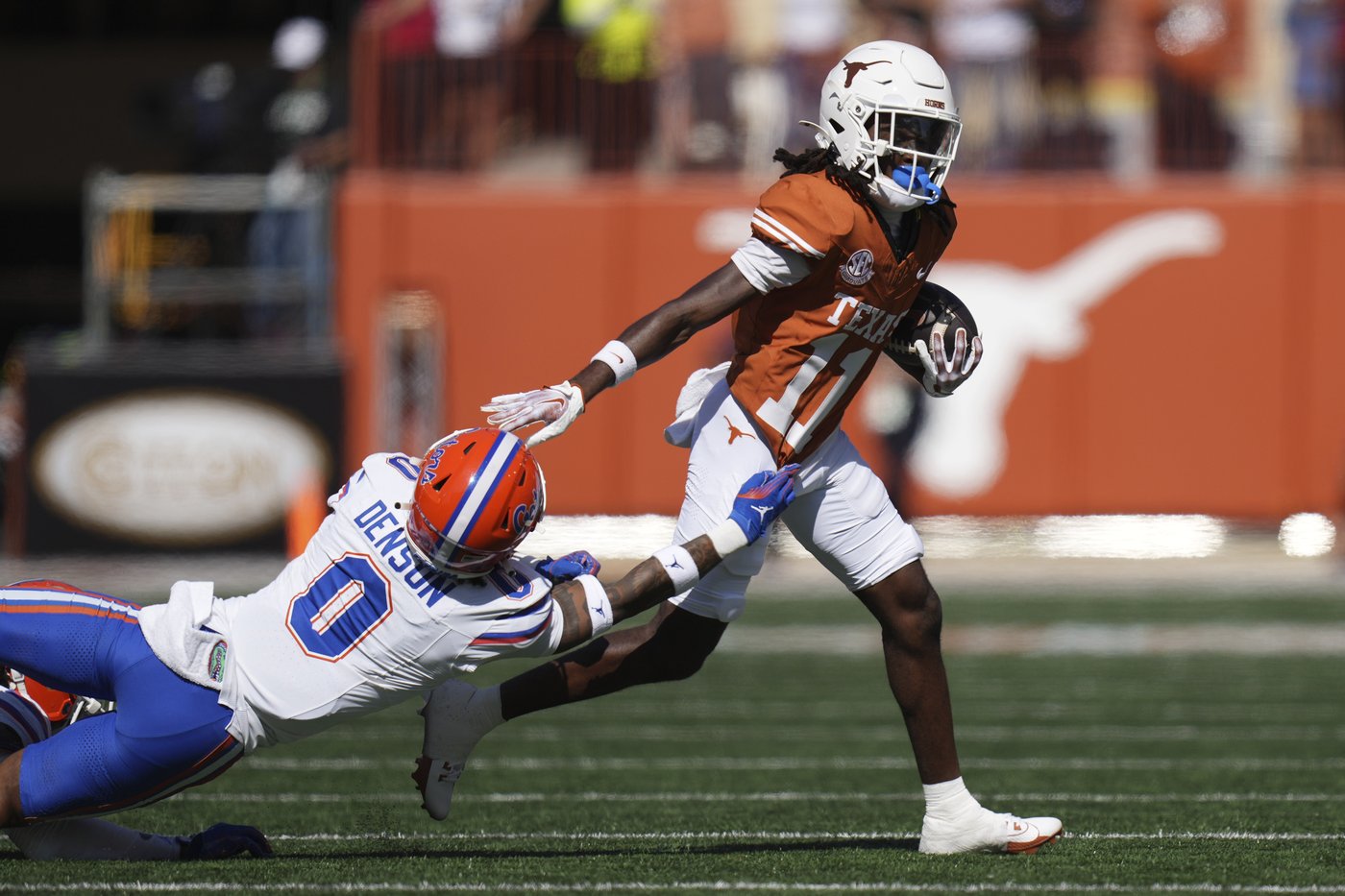 Ewers' 5 TD passes lead No. 5 Texas in 49-17 rout of struggling Florida | iNFOnews.ca