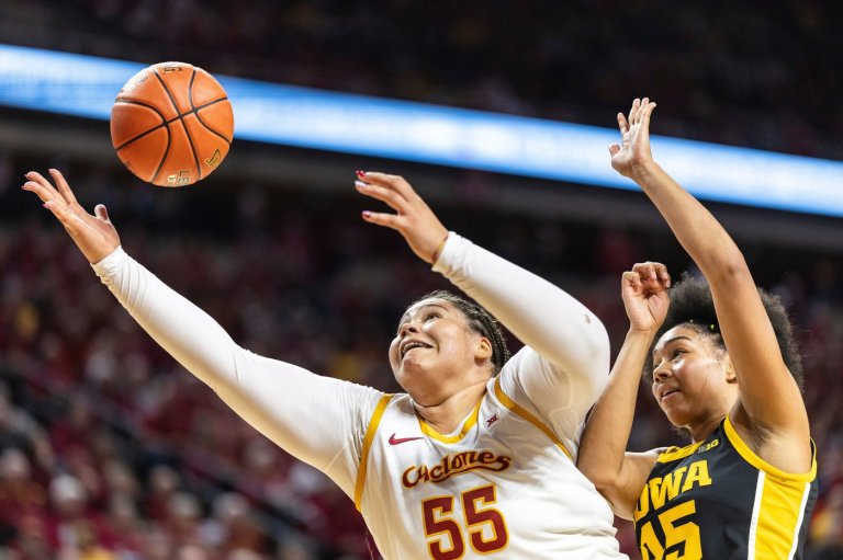 Audi Crooks scores 30 points, No. 10 Iowa State holds off No. 11 Iowa for 74-69 victory | iNFOnews.ca