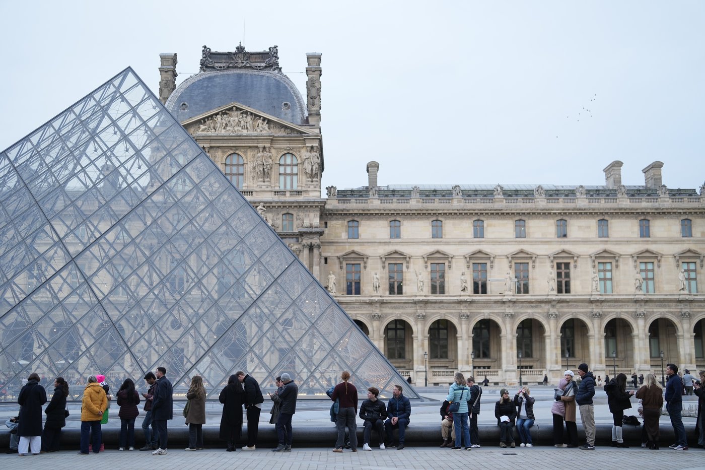 Louvre reopens fully after staff vote to suspend strike | iNFOnews.ca