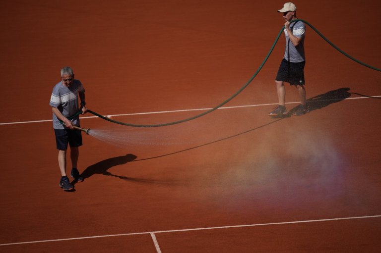 French Open groundskeepers drench the clay courts with water and salt during heat wave | iNFOnews.ca