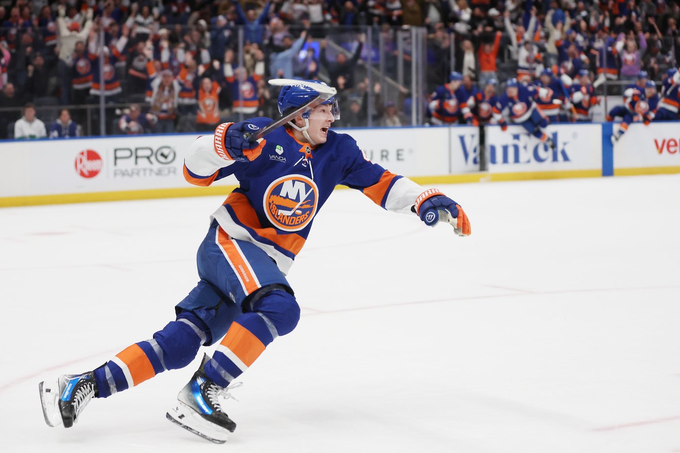 Schaefer scores 2nd goal of game in OT to give Islanders 4-3 win over Maple Leafs | iNFOnews.ca