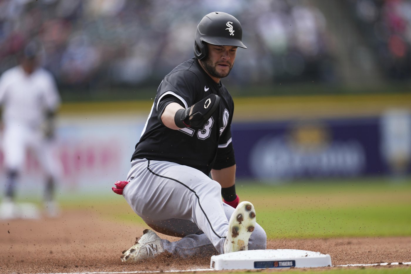 White Sox dealt another early blow with outfielder Andrew Benintendi placed on 10-day injured list | iNFOnews.ca