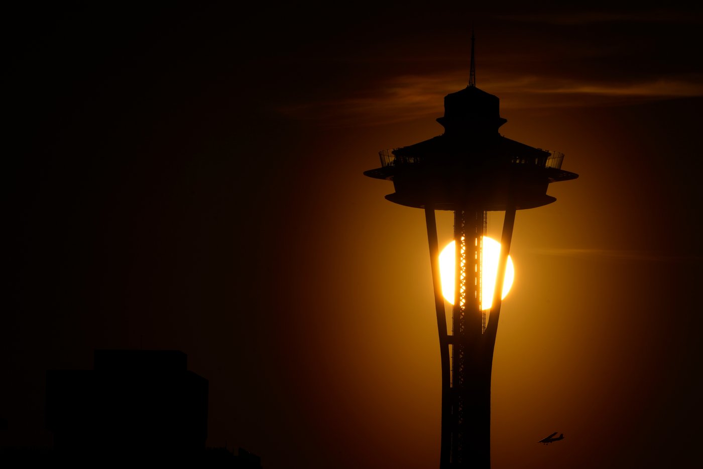 Seattle police are searching for two men who parachuted from the Space Needle | iNFOnews.ca