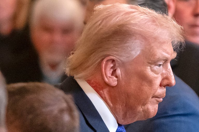 Redness on Trump's neck is caused by common skin cream, White House says | iNFOnews.ca