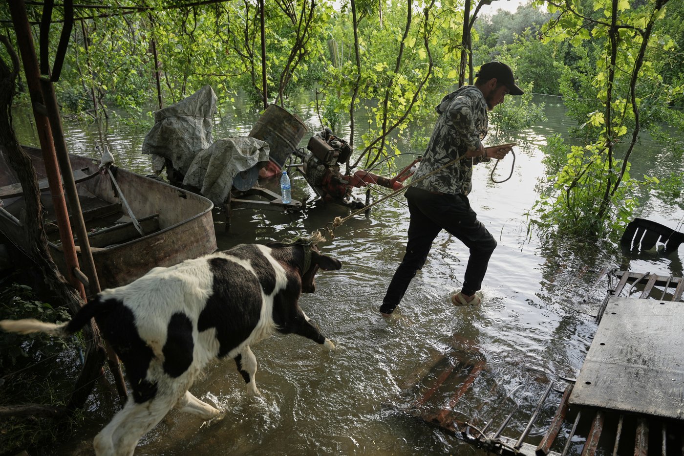 Photos of rare Euphrates River flooding forcing Syrians inland | iNFOnews.ca