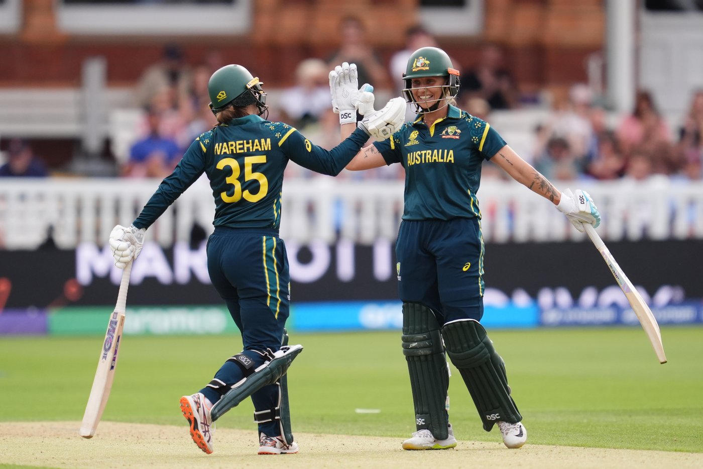 Australia easily beats India and sends South Africa into the Women's T20 semifinals | iNFOnews.ca