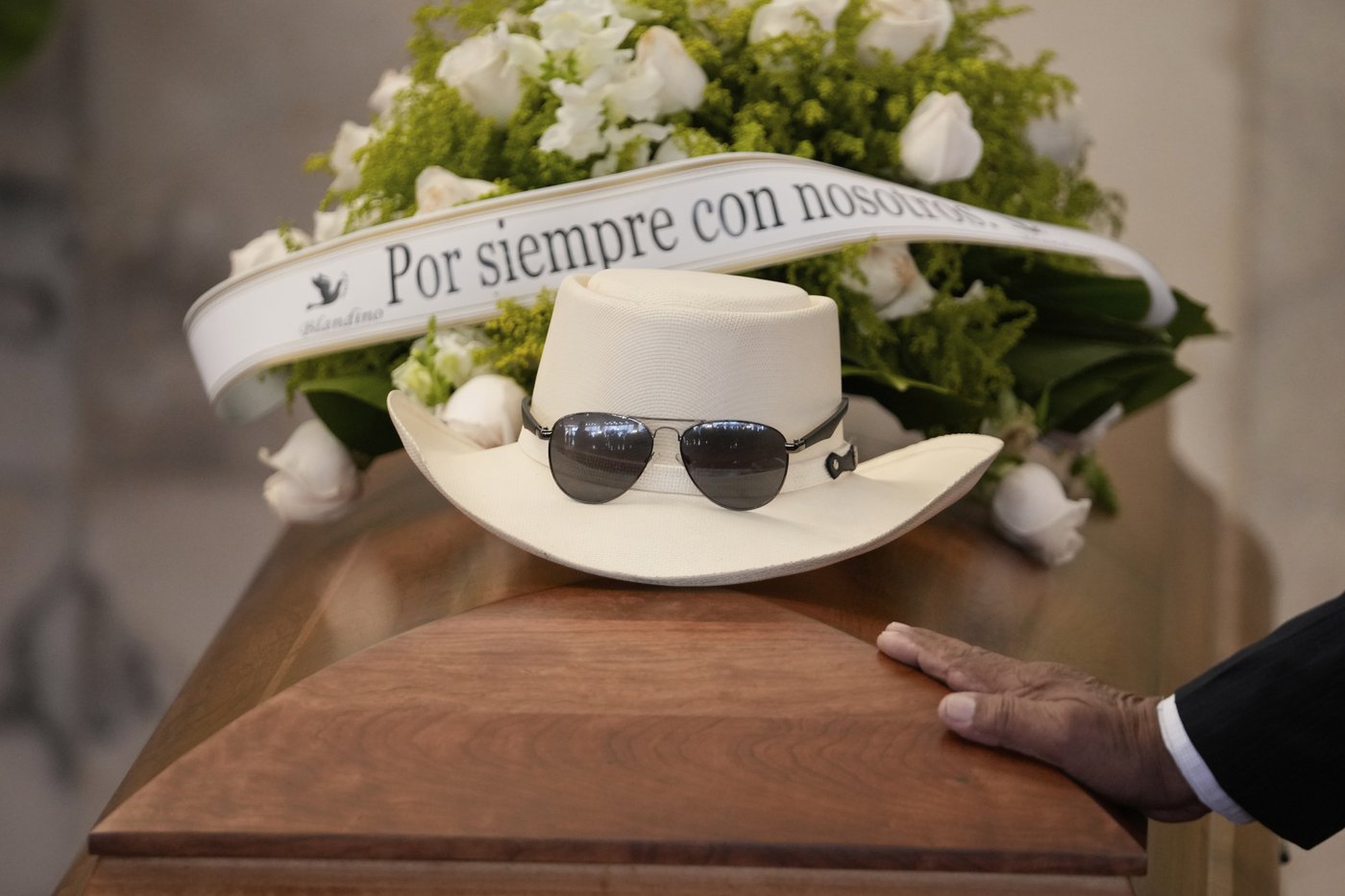 Mourners pay tribute to merengue icon Rubby Pérez, who died in the Dominican roof collapse | iNFOnews.ca