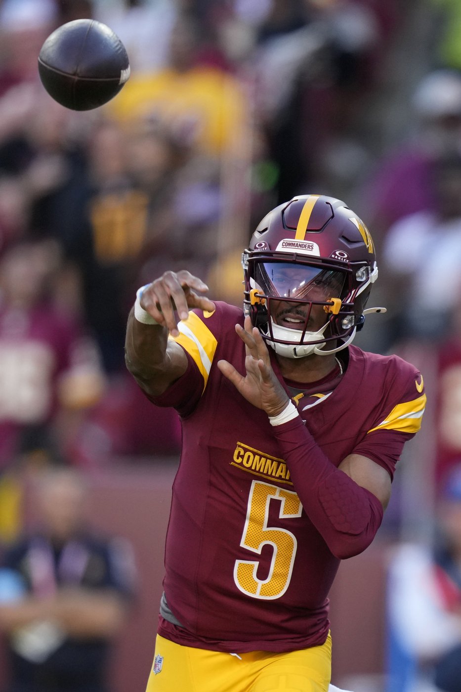 Commanders QB Jayden Daniels' status for the Bears game is unclear because of a rib injury | iNFOnews.ca