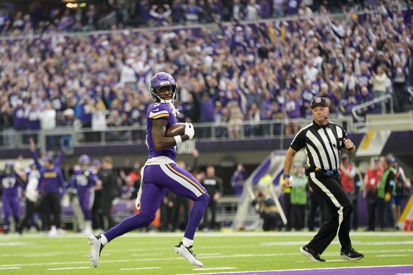 Darnold delivers for Vikings with career-high 347 yards and 5 TDs to beat Falcons, Cousins 42-21 | iNFOnews.ca Darnold delivers for Vikings with career-high 347 yards and 5 TDs to beat Falcons, Cousins 42-21 | iNFOnews.ca