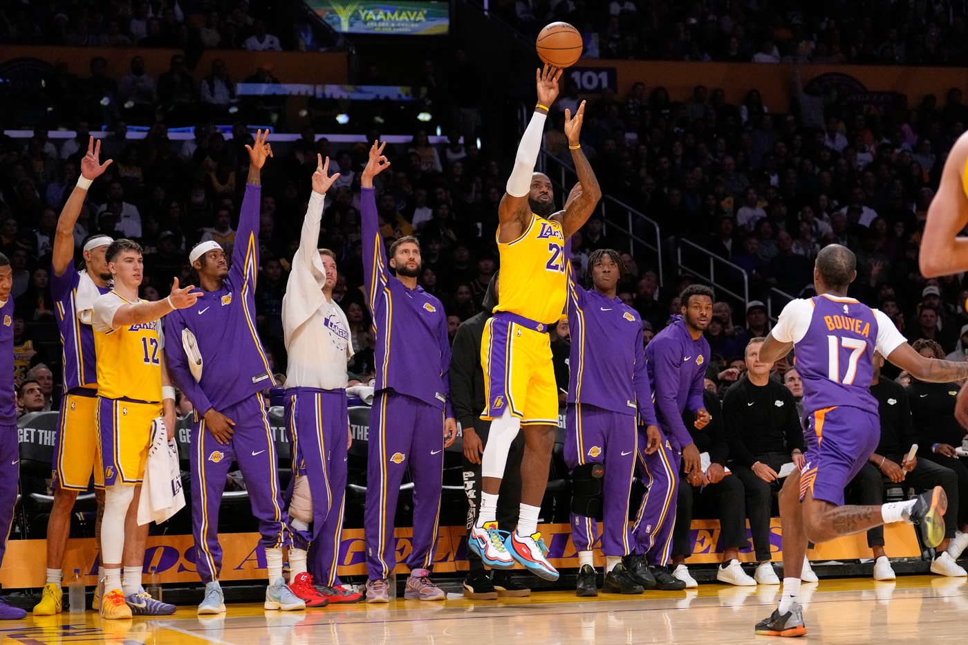 Suns snap Lakers' 7-game winning streak with 125-108 victory despite Booker's early exit | iNFOnews.ca Suns snap Lakers' 7-game winning streak with 125-108 victory despite Booker's early exit | iNFOnews.ca