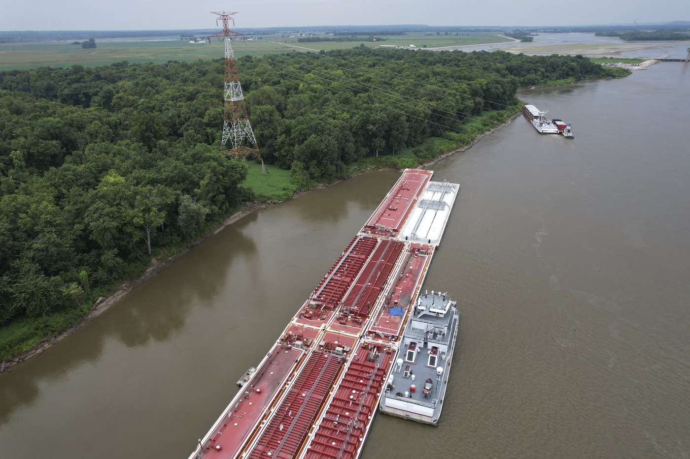 Two die when helicopter strikes powerlines and crashes into a barge on the Mississippi River | iNFOnews.ca Two die when helicopter strikes powerlines and crashes into a barge on the Mississippi River | iNFOnews.ca