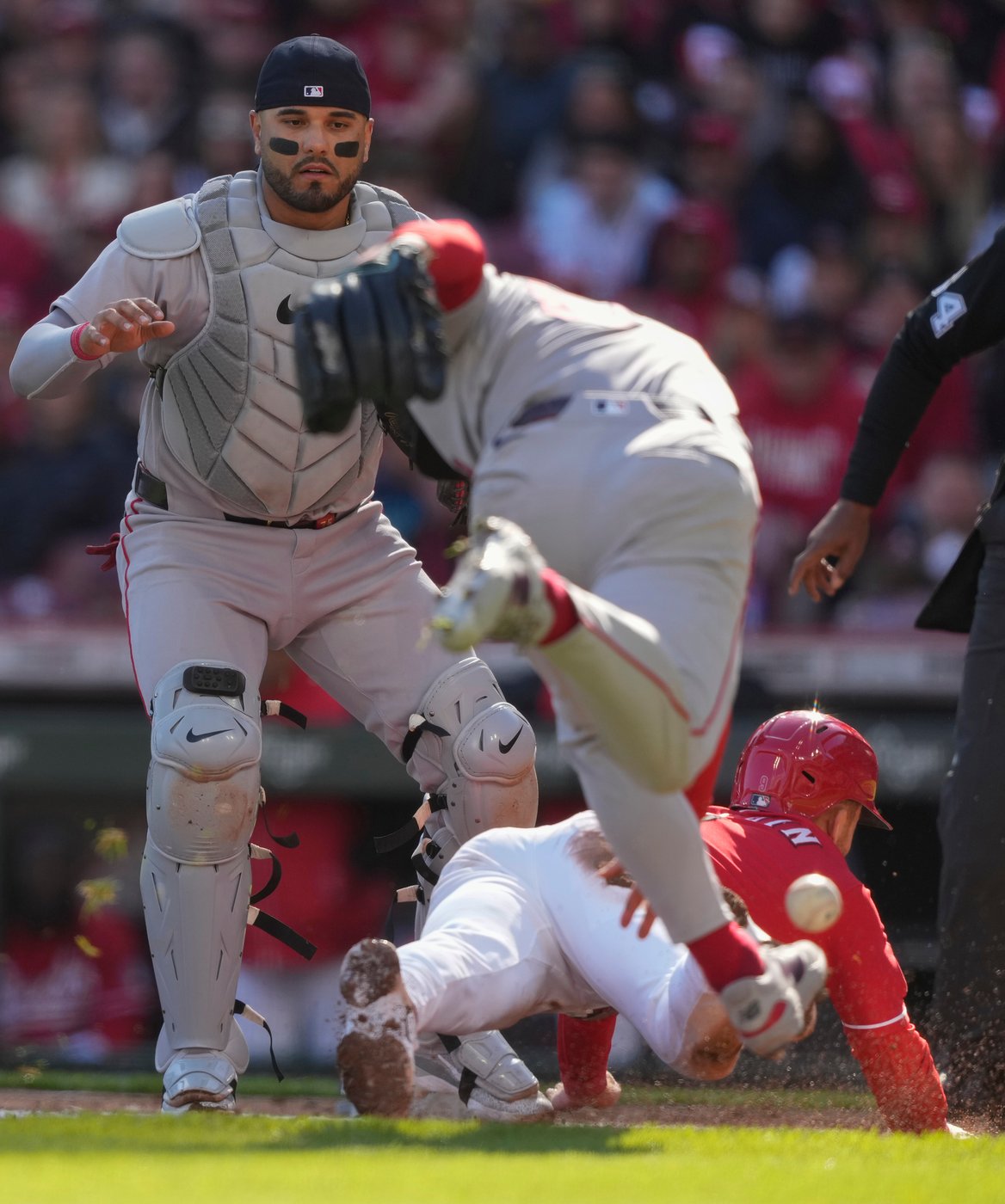 Dane Myers hits game-winning single in the 11th as the Reds beat the Red Sox 6-5 | iNFOnews.ca