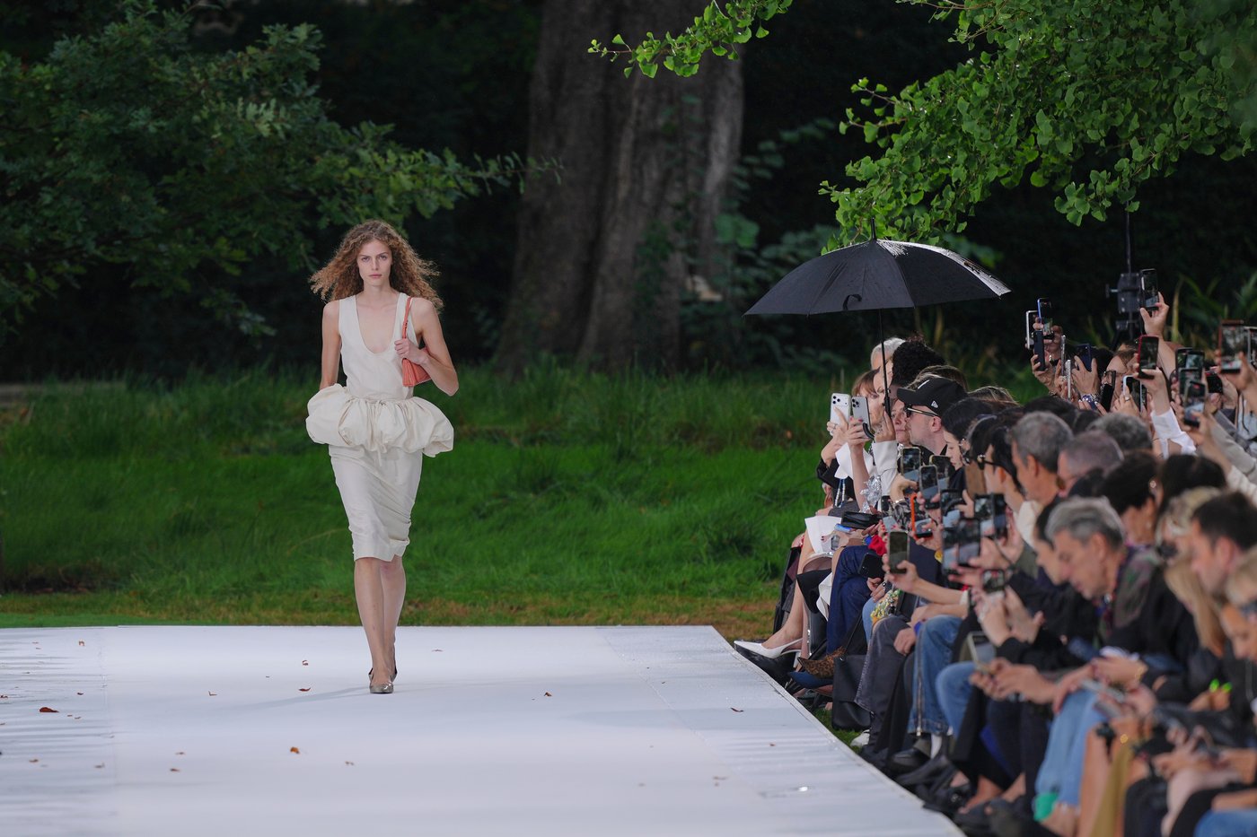 Jennifer Lopez in the rain, dolphins on T-shirts: Stella McCartney declares war on seafood in Paris | iNFOnews.ca Jennifer Lopez in the rain, dolphins on T-shirts: Stella McCartney declares war on seafood in Paris | iNFOnews.ca