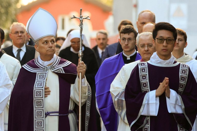 Pope laments 'ashes of international law' left by today's conflicts in Ash Wednesday liturgy | iNFOnews.ca