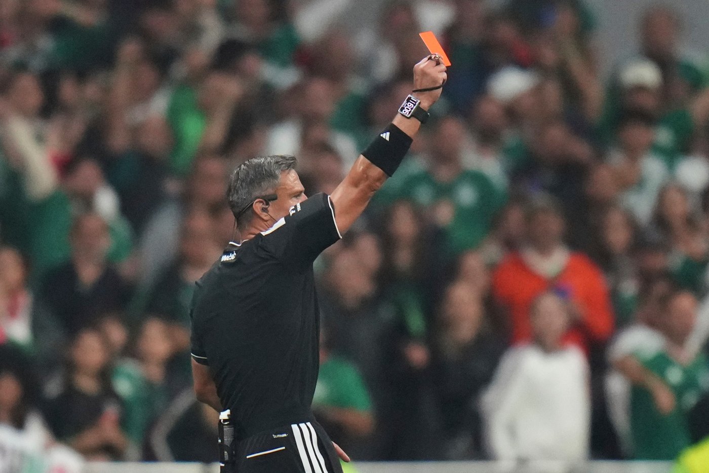 Ecuador's Hincapié becomes the second player sent off for covering his mouth at the World Cup | iNFOnews.ca